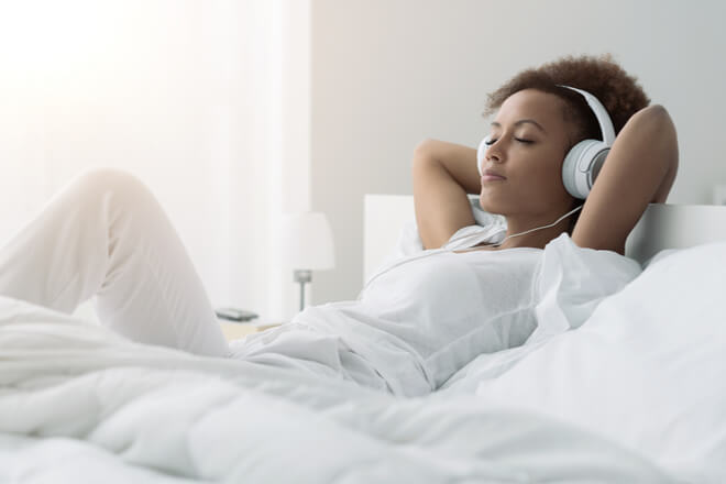 ASMR: Was ist es und wie fördert es den Schlaf?